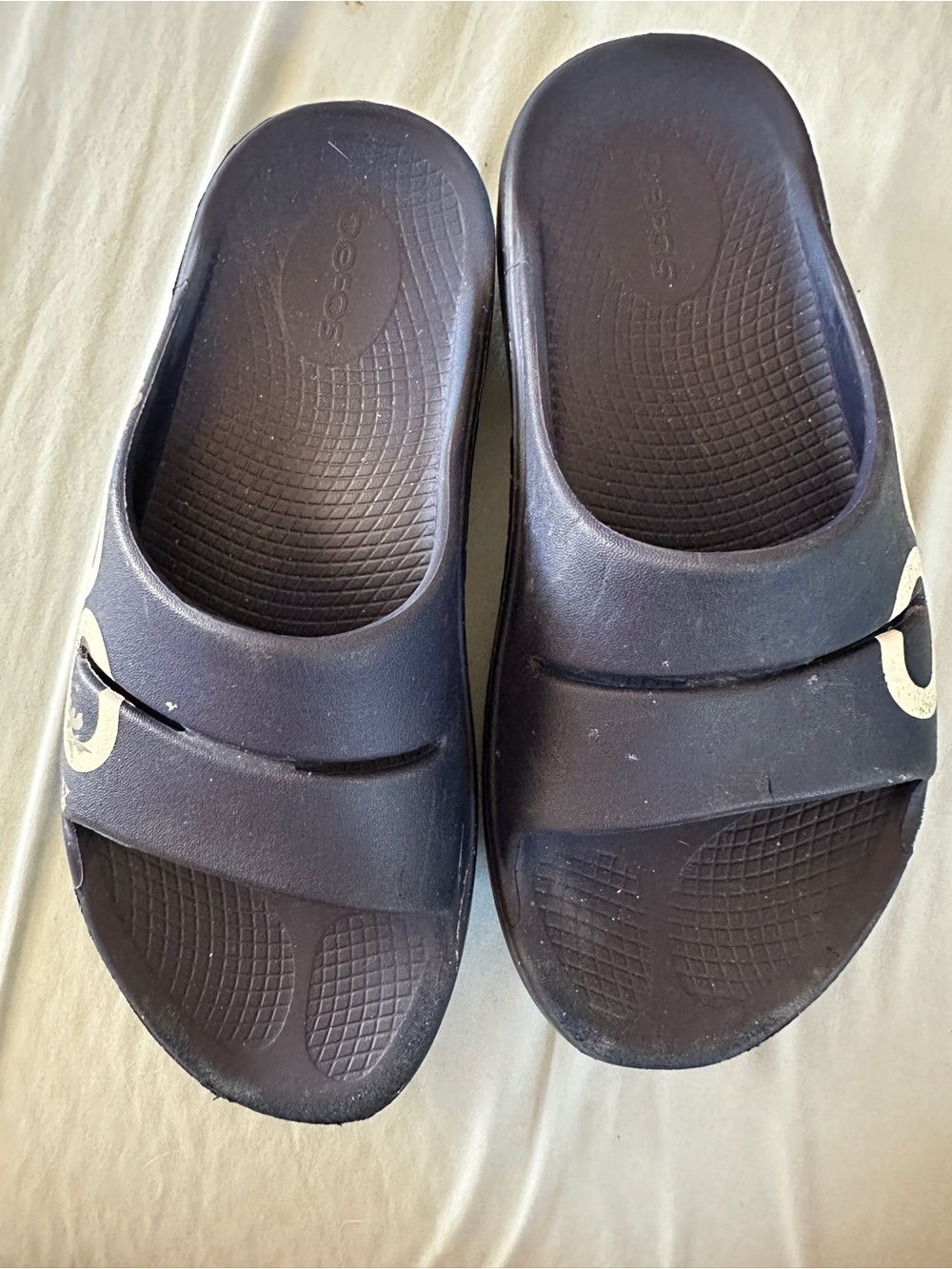 Oofos ooahh navy slides sz 7